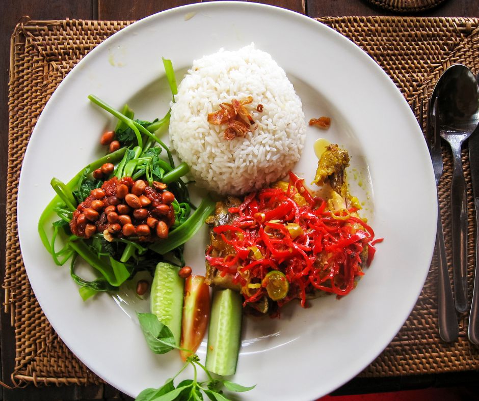 Nasi Bali sur une assiette balinaise