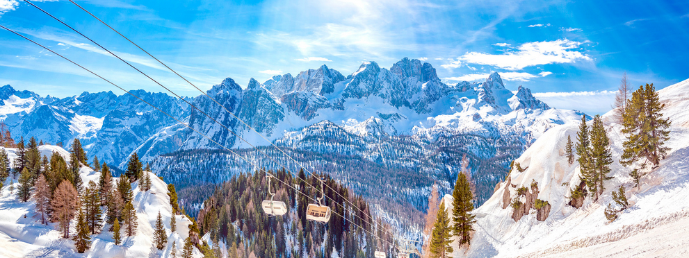 Station de Ski à Cortina d'Ampezzo en Italie, en saison hivernale ensoleillée 