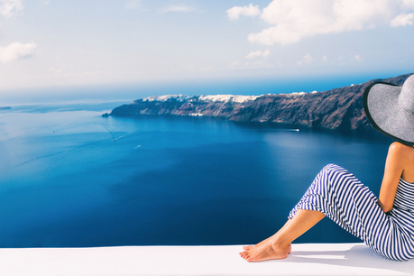 Femme en face la mer