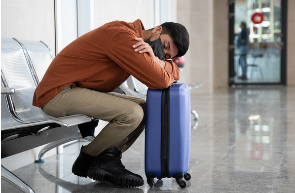 Un homme assit à l'aéroport